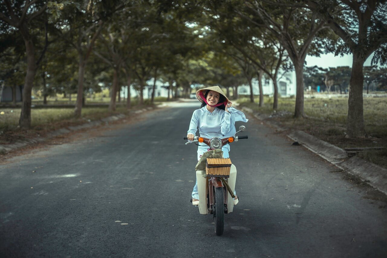 Mulher feliz de moto