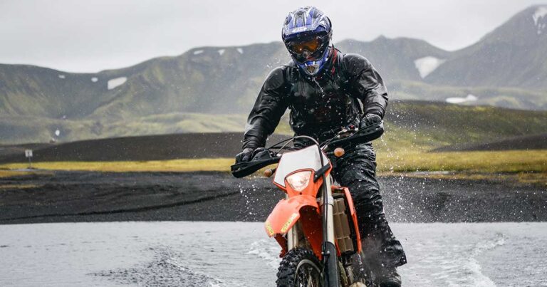 5 Dicas para uma pilotagem segura na chuva Já deixou de sair de moto durante uma chuva por receio de se acidentar? Esse medo não é por acaso: a moto na pista molhada realmente é um perigo para qualquer piloto, já que eleva as chances de quedas! Por isso, neste artigo destacaremos 5 dicas para pilotar a moto na chuva de forma mais tranquila e segura. Continue lendo o texto a seguir para que o tempo chuvoso não seja mais um empecilho para os seus compromissos diários! 1. Pilote na defensiva Quando se trata de uma moto sobre o chão encharcado de água, o cuidado deve ser em dobro e o motociclista tem que adotar uma posição defensiva. Tenha muito cuidado com tudo ao seu redor e preveja as situações de risco, evitando desta forma frenagens severas, um dos maiores perigos quando se conduz uma moto sobre o piso molhado. Uma boa opção é sempre frear com calma e sem apertar bruscamente o manete ou o pedal de freio. 2. Mantenha os pneus em boas condições Os pneus são grandes aliados quando falamos de solo com água, mas é essencial que estejam em boas condições de uso. O condutor deve estar atento aos números de profundidade que existem neles — também chamados de T.W.I. (tread wear indicator = indicador de desgaste do pneu). O T.W.I. aponta a profundidade mínima dos sulcos. “Quando o pneu está desgastado, os sulcos, que são responsáveis pela passagem da água, não cumprem mais essa função”, explica Eduardo Zampieri, piloto que faz testes de pneus de moto da Pirelli. Outra informação relevante, é sempre bom conservar a calibragem conforme as sugestões do fabricante da motocicleta. 3. Reduza a velocidade Com a chuva, é fundamental reduzir muito a velocidade. As primeiras gotas se mesclam à sujeira e tornam o asfalto excessivamente liso, favorável para uma derrapagem. Portanto, quando começar a chover não há mistério: “A velocidade tem que ser diminuída drasticamente no chão molhado”, instrui André Azevedo, piloto com 25 participações no Rally Dakar. 4. Pilote sempre protegido Não poupe investimento em equipamentos de proteção. O uso de equipamentos completos e adequados pode salvar sua vida caso caia de moto. Para pilotar na chuva, e em qualquer circunstância, o ideal é utilizar capacete com viseira sem riscos e limpa, além de bota, luvas, calça e jaqueta. Um conjunto que não absorve a água da chuva, com uma cor vibrante e algumas partes com material refletivo fazem com que os outros motoristas o vejam em dias chuvosos. 5. Tenha atenção nas curvas Esteja muito atento a tudo que ocorrer no asfalto, uma vez que as faixas pintadas no chão, placas de metal e outras barreiras podem significar uma aderência inferior. Para fazer uma curva na chuva, o ideal é deixar a moto em “pé”, levantando o mínimo possível. Quando o chão estiver molhado, procure mexer o corpo para o lado interno da curva, mas sem arquear muito a moto, para fazer a curva com confiabilidade. Com essas sugestões, poderá pilotar a moto na chuva com segurança e sem grandes preocupações. Gostou do artigo? Leia também 3 cuidados básicos com o pneu da sua moto