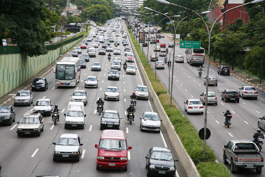 Como andar de moto no trânsito urbano?