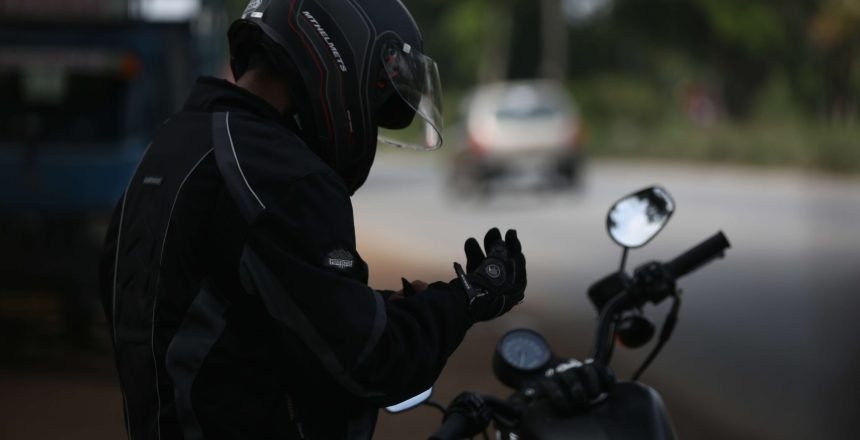Principais Equipamentos para Motociclistas pilotar a moto em segurança