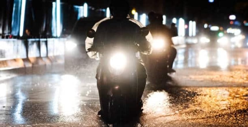 Como pilotar moto com segurança em dias de chuva